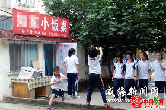 塔山小学周围的小饭桌经营很火爆